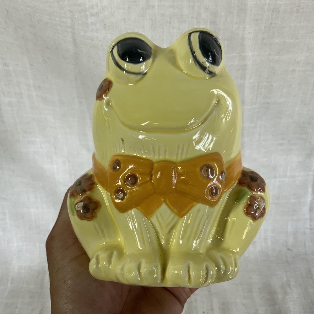 VTG Retro MCM Glazed Ceramic Frog Bow Tie Daisies Spice Sugar Shaker Figurine